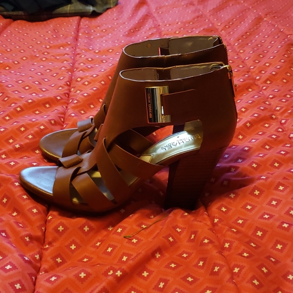 Michael Kors tan strappy sandals. Size 7. - Picture 8 of 11